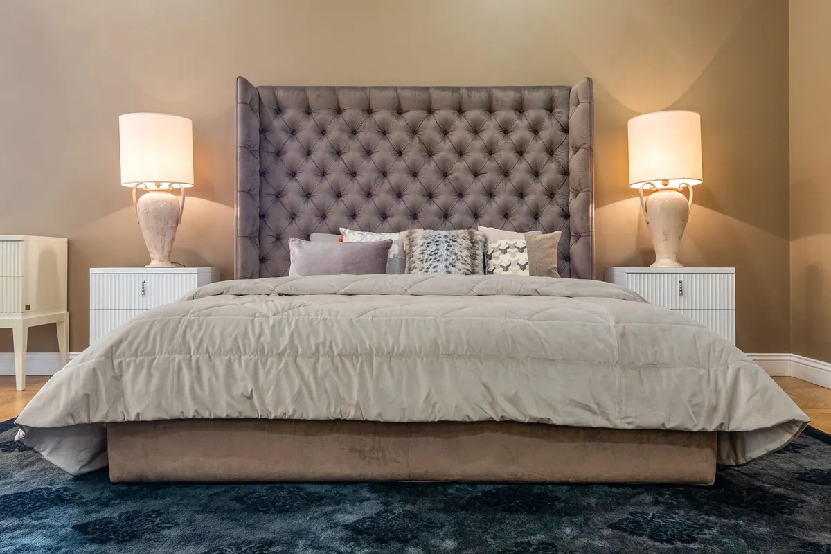 Bed and headboard poshish