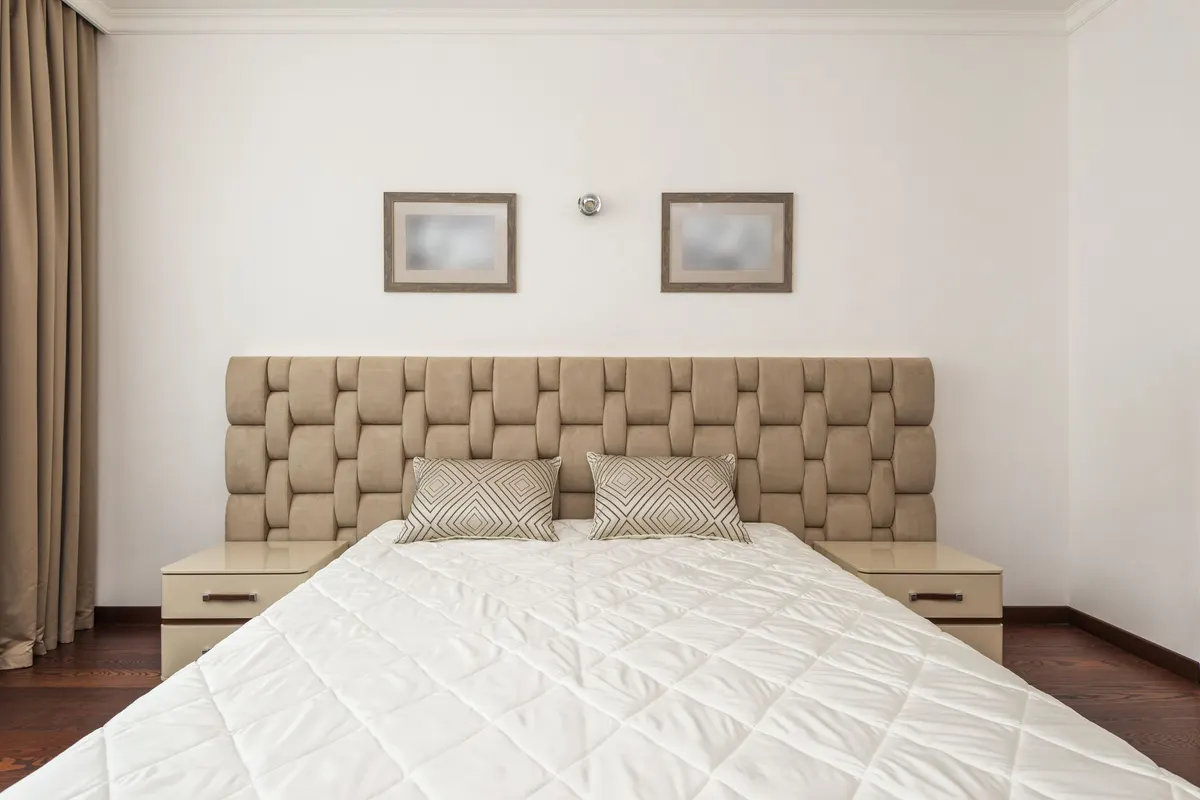 Bed and headboard poshish